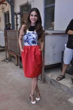 Esha Gupta promote Humshakals on the sets of DID in Famous on 11th June 2014
